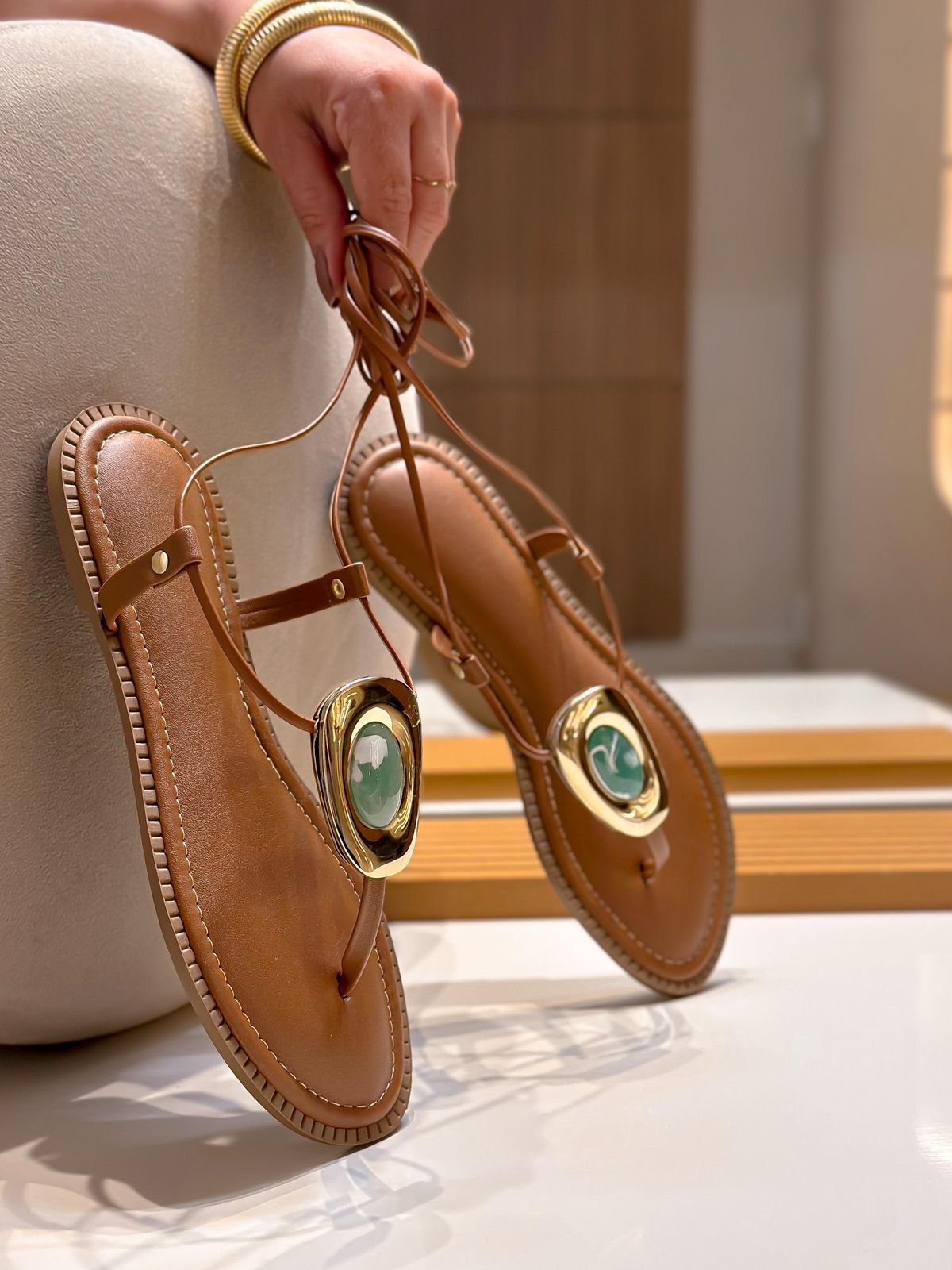 RASTEIRA MARROM CARAMELO COM PEDRA VERDE CLARA